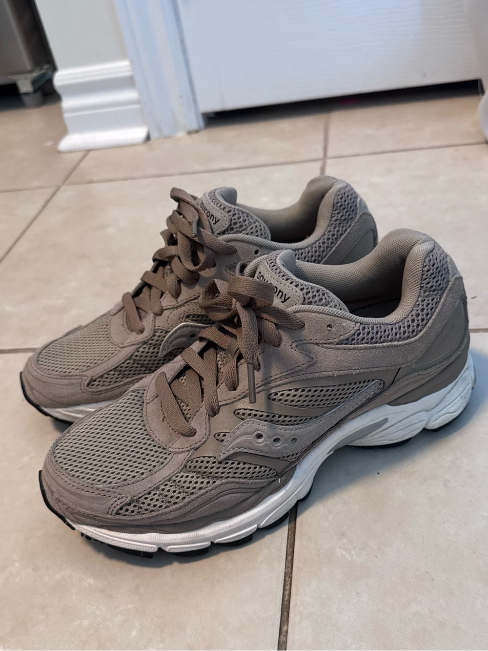 Saucony ProGrid Omni 9 in the Colour Greige